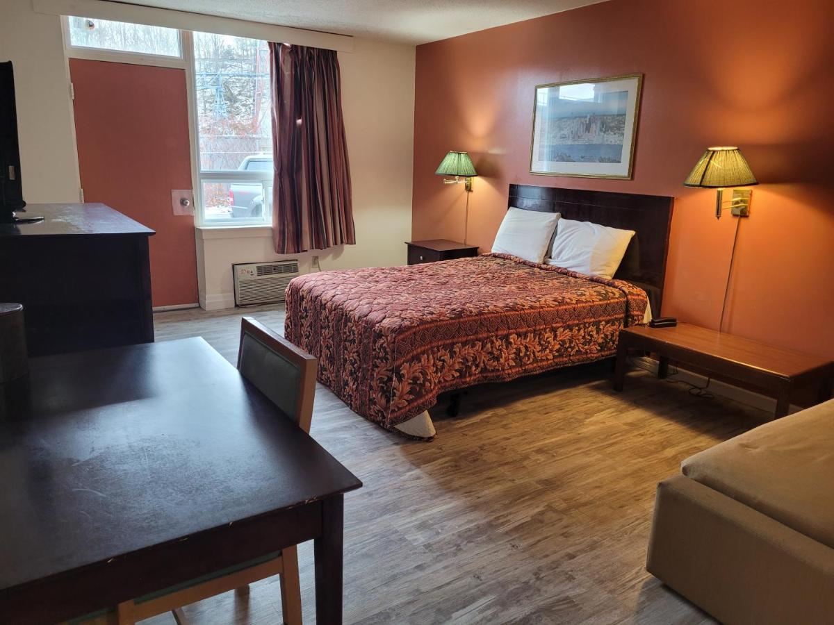 Midtown Hotel Parry Sound Exteriör bild