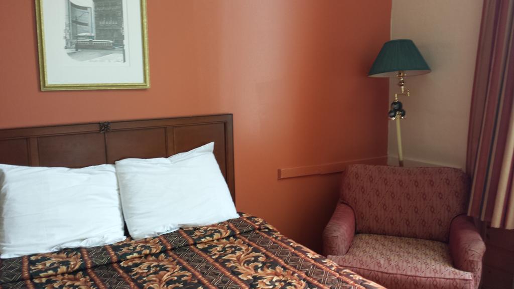 Midtown Hotel Parry Sound Exteriör bild